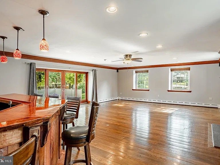 Entertainment room with wet bar